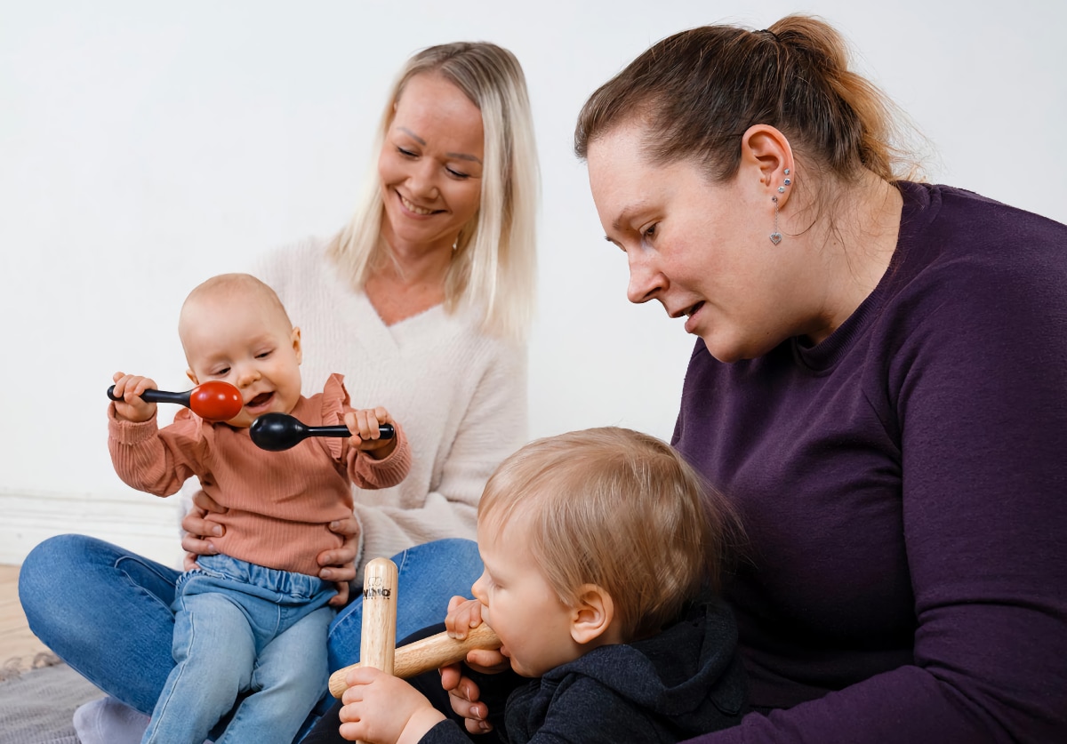 vauvat ja äidit muskarissa