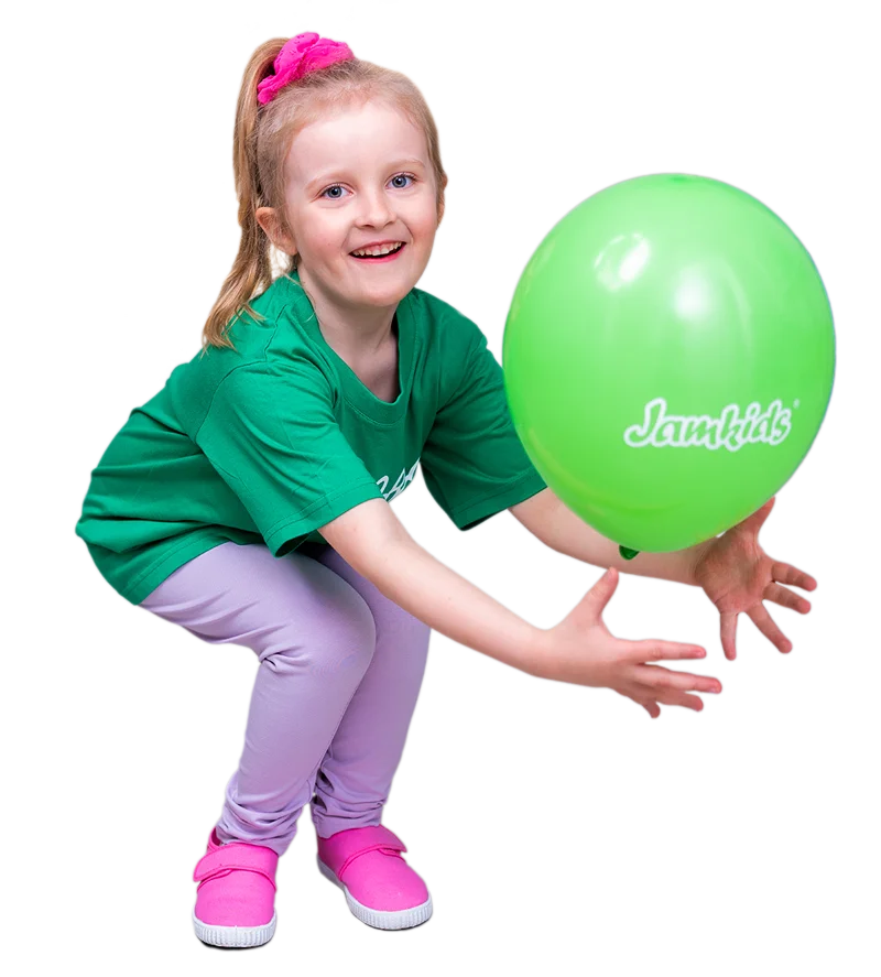 Tyttö leikkii ilmapallolla jumppamuskarissa