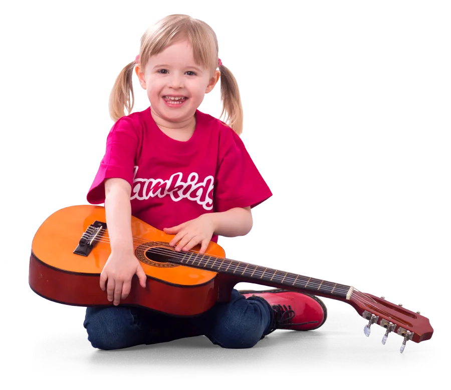 Tyttö soittaa kitaraa lattialla istuen